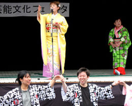 熱唱する進藤聖子さんと舞踊の正木豊紫華先生
