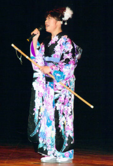 大和桜井 大神神社から授けていただいた杖を持って歌います