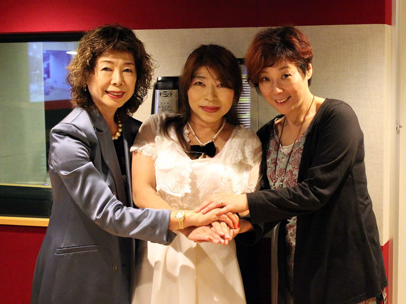 高畠じゅん子先生（作詩家）・東条慶子先生（作曲家）とスタジオで記念写真