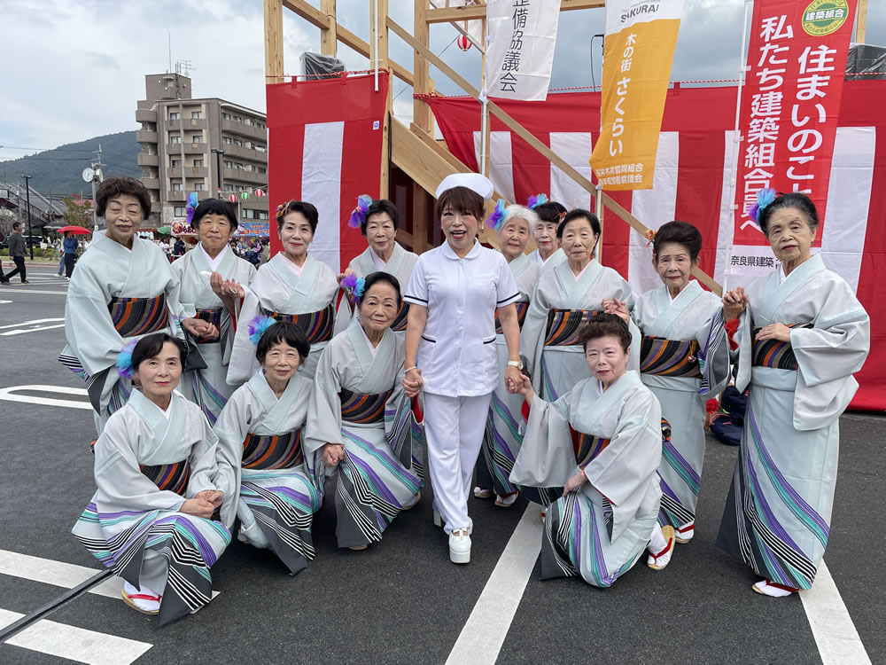 桜華舞踊の会の皆さんと