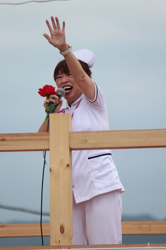 大和さくらい万葉まつりで歌唱する野村真希