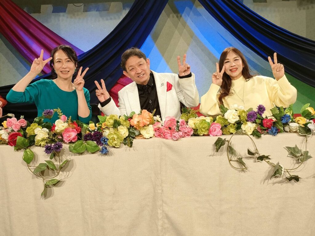司会の小池史子さん、出演者のMARIさんと